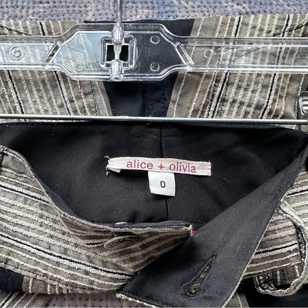 Alice + Olivia Cropped Striped Pants. Size 0 - Picture 4 of 12